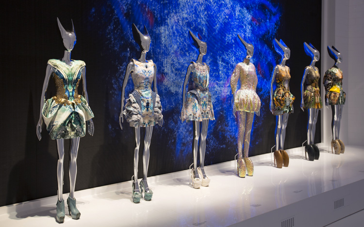 11-alexander-mcqueen-savage-beauty-exhibition-at-londons-va-museum