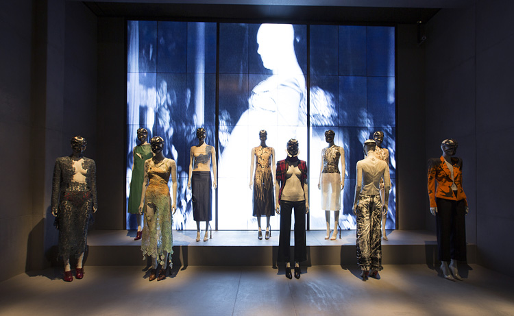 2-alexander-mcqueen-savage-beauty-exhibition-at-londons-va-museum