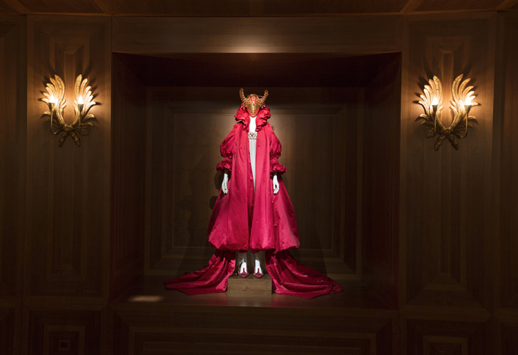 7-alexander-mcqueen-savage-beauty-exhibition-at-londons-va-museum
