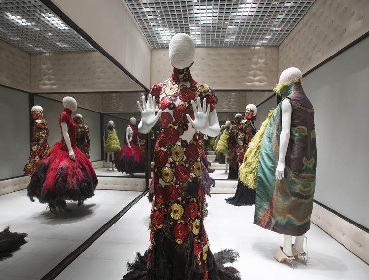 9-alexander-mcqueen-savage-beauty-exhibition-at-londons-va-museum