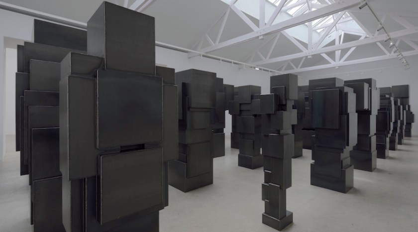 The second space hosts: Expansion Field. The sixty sculptures that constitute this piece are arranged in four rows; a totalised environment constructed in Corten steel sheet from expansions of over twenty fundamental body poses. 