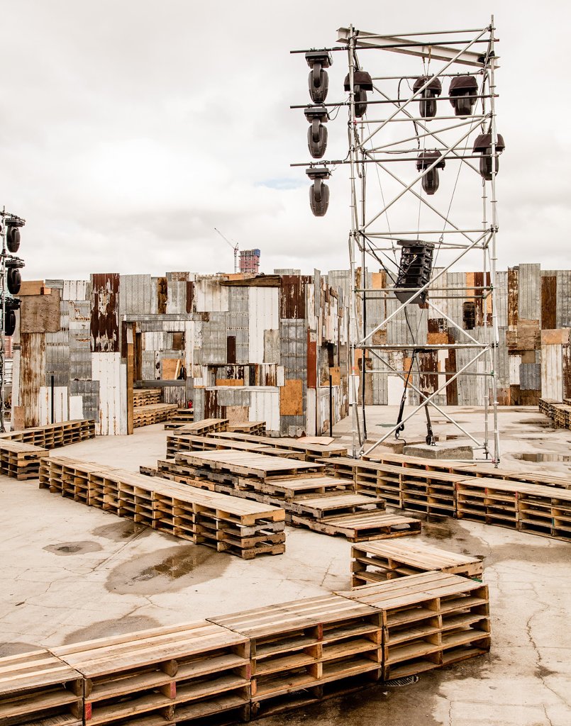 03givenchy_set_design1