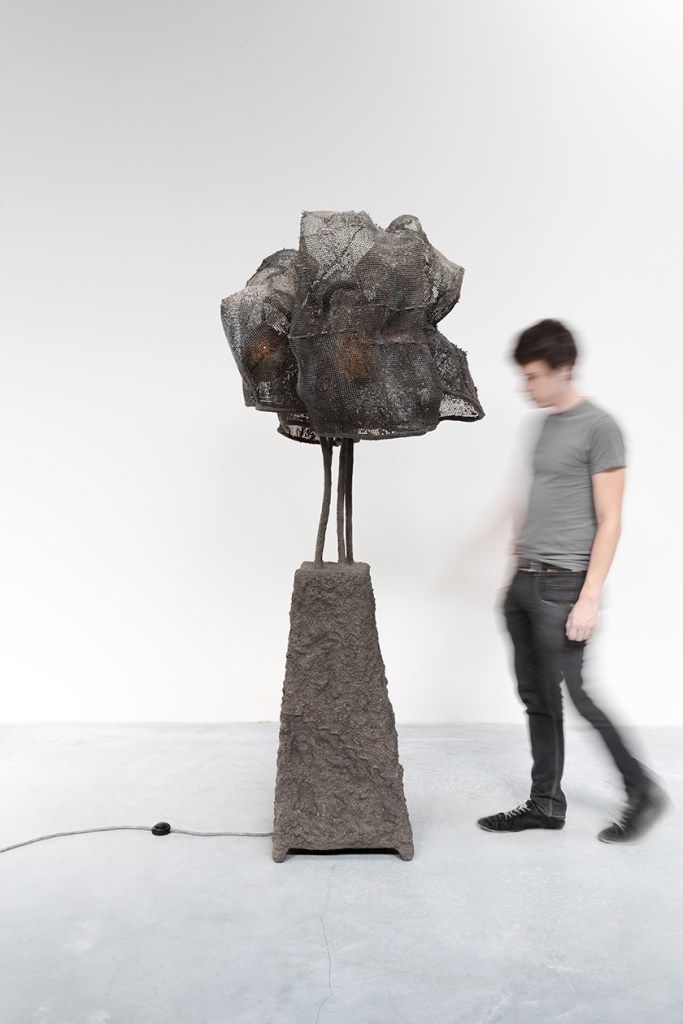 CARBONELL_Black Cocoons in Pedestral_02