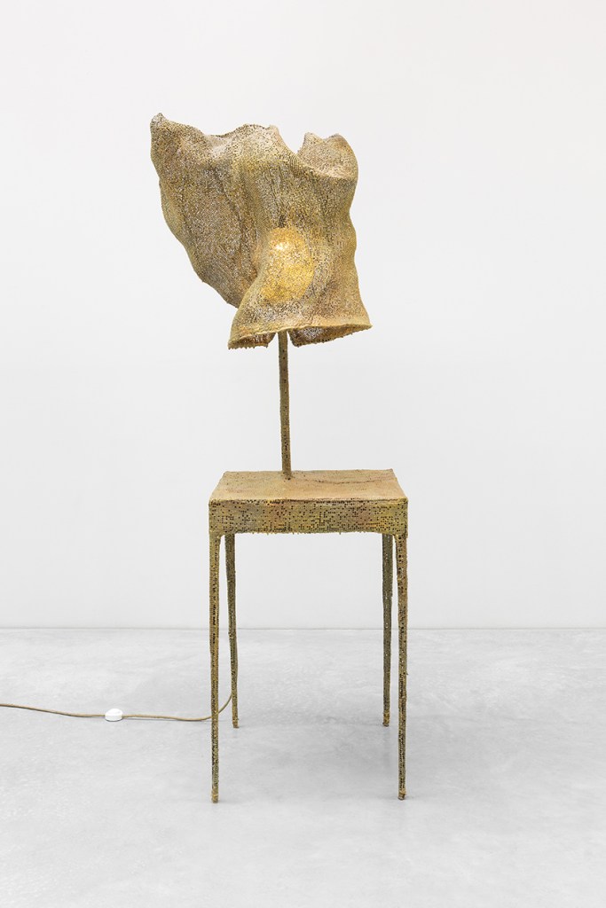 CARBONELL_Table Cocoon 4_01